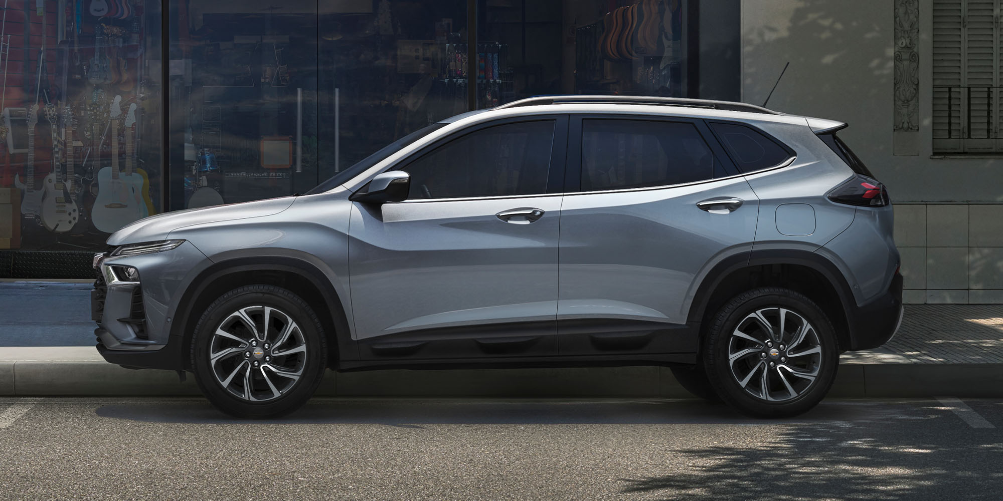 Vista lateral Chevrolet Tracker gris 2026