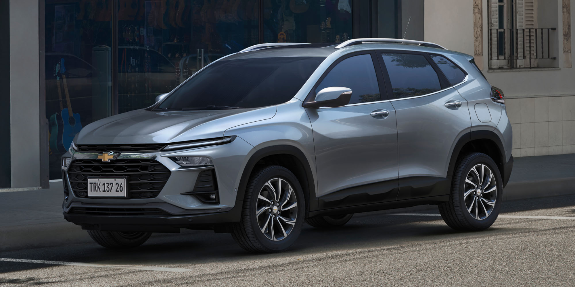 Chevrolet Tracker 2026 gris estacionada