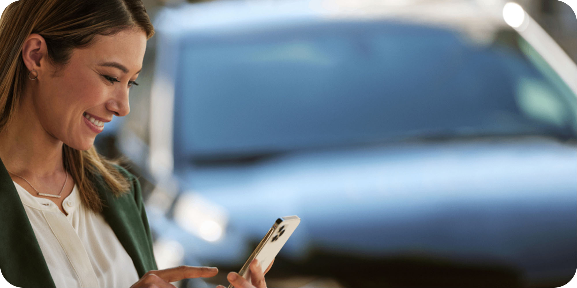 Mujer usando la App Chevrolet