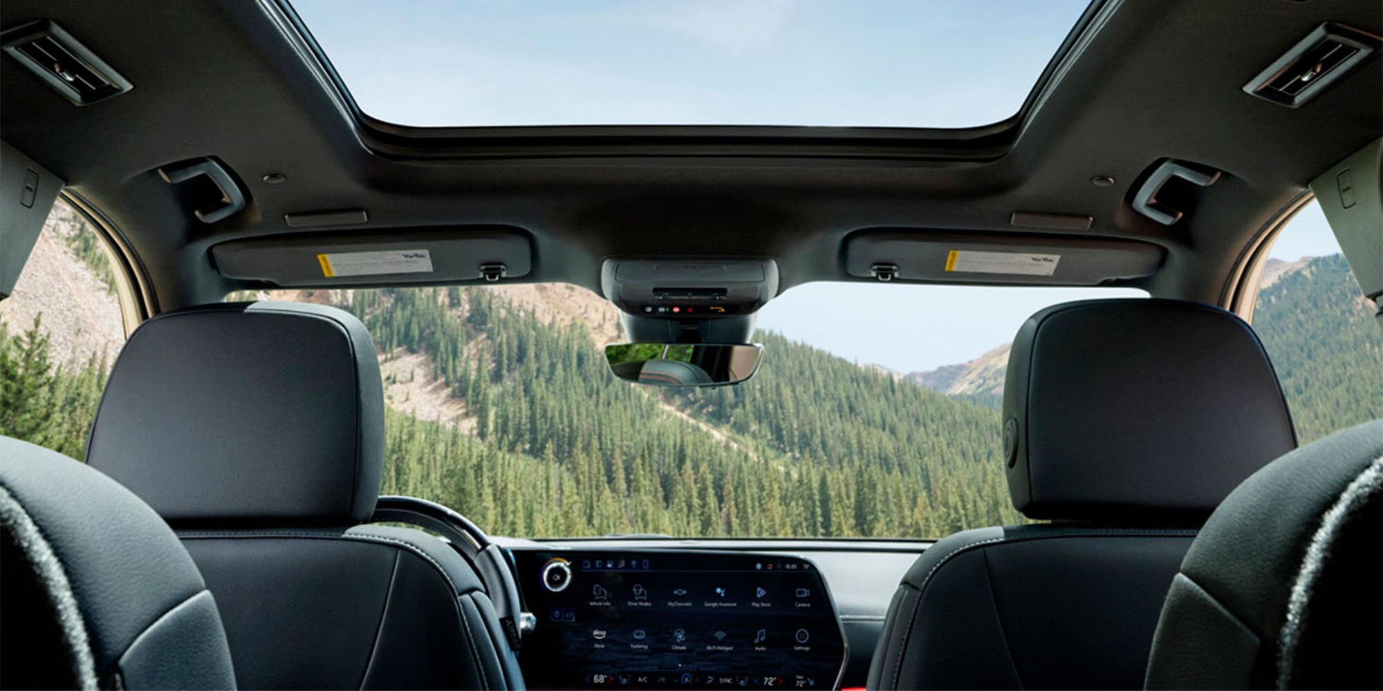 Interior Chevrolet Traverse Z71, destacando techo panorámico